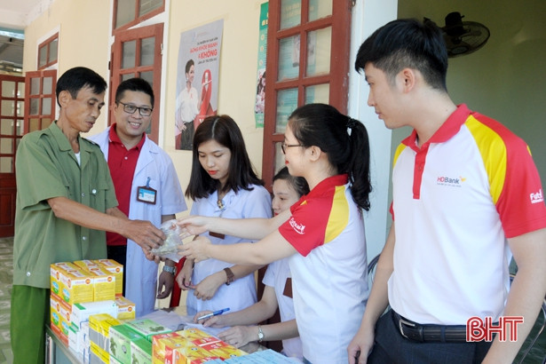 Khám, cấp phát thuốc miễn phí cho 120 người cao tuổi TP Hà Tĩnh