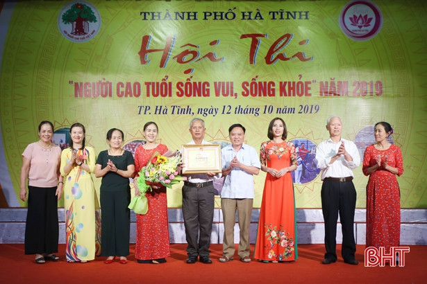 Tiểu phẩm hội thi “Sống vui - sống khỏe” hấp dẫn các cụ cao niên