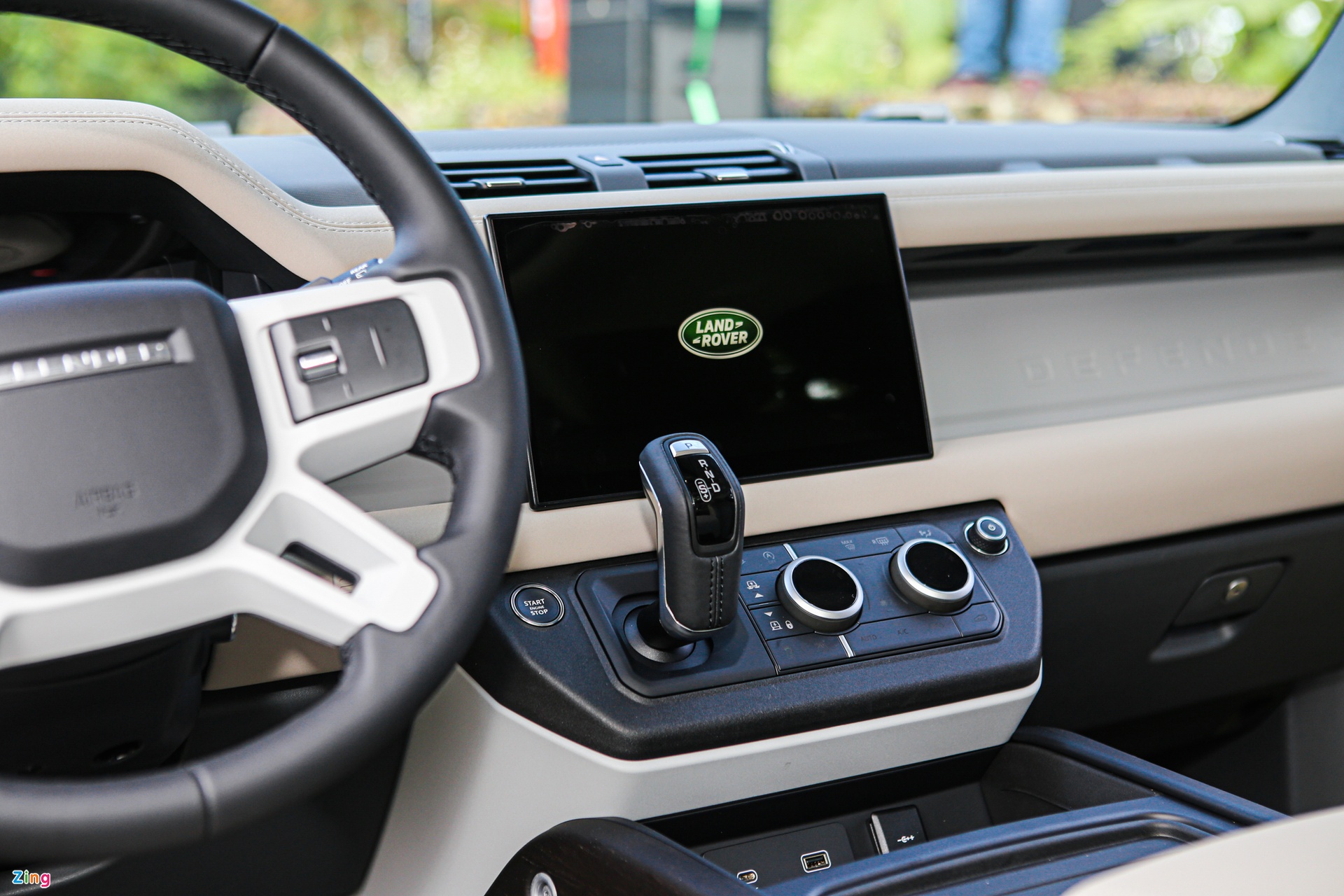 Chi tiết Land Rover Defender 130 tại Việt Nam