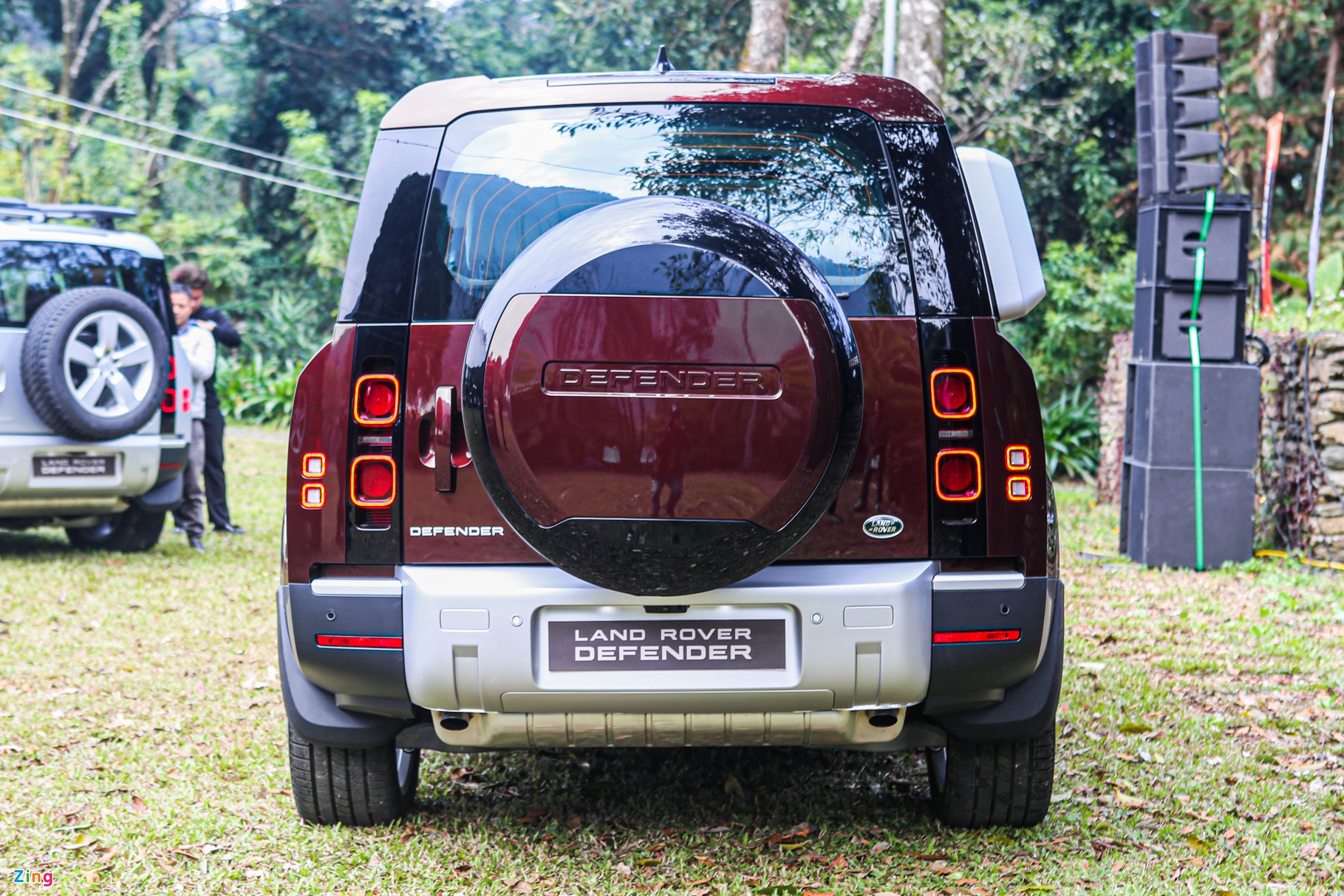 Chi tiết Land Rover Defender 130 tại Việt Nam
