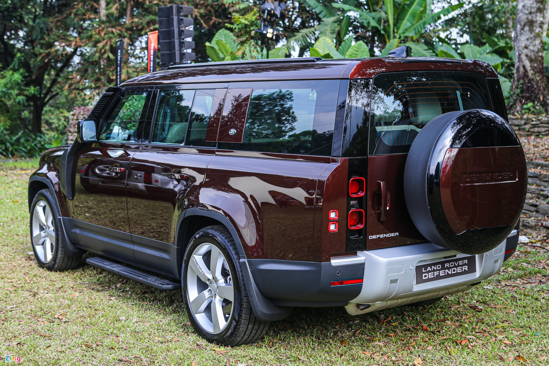 Chi tiết Land Rover Defender 130 tại Việt Nam
