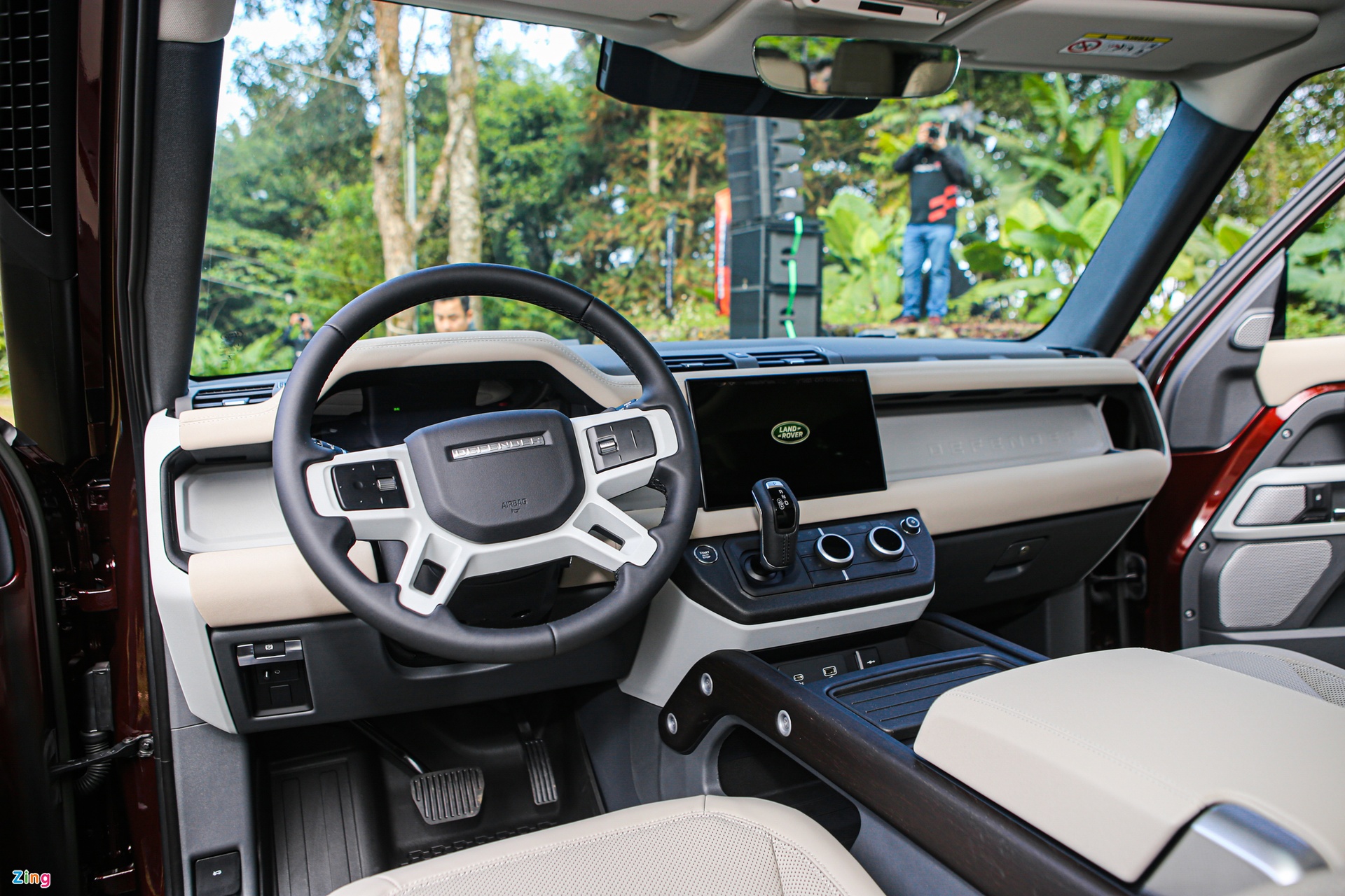 Chi tiết Land Rover Defender 130 tại Việt Nam