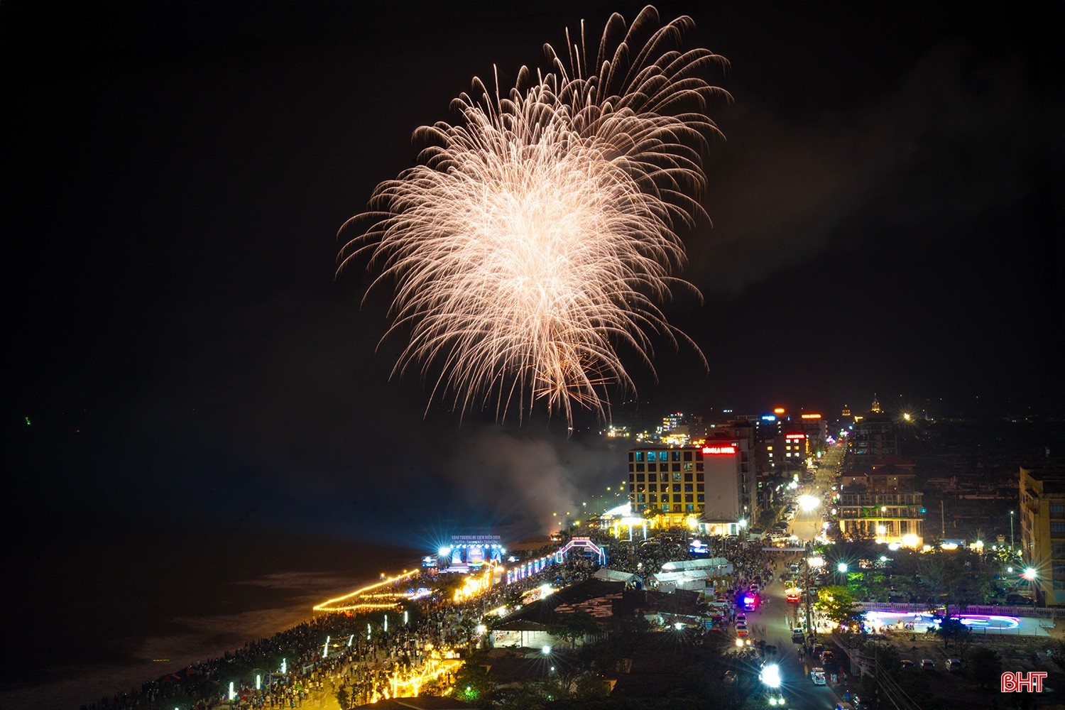 Lễ khai trương du lịch biển 2026 "Hà Tĩnh - Âm vang biển Thiên Cầm" thu hút đông đảo du khách.