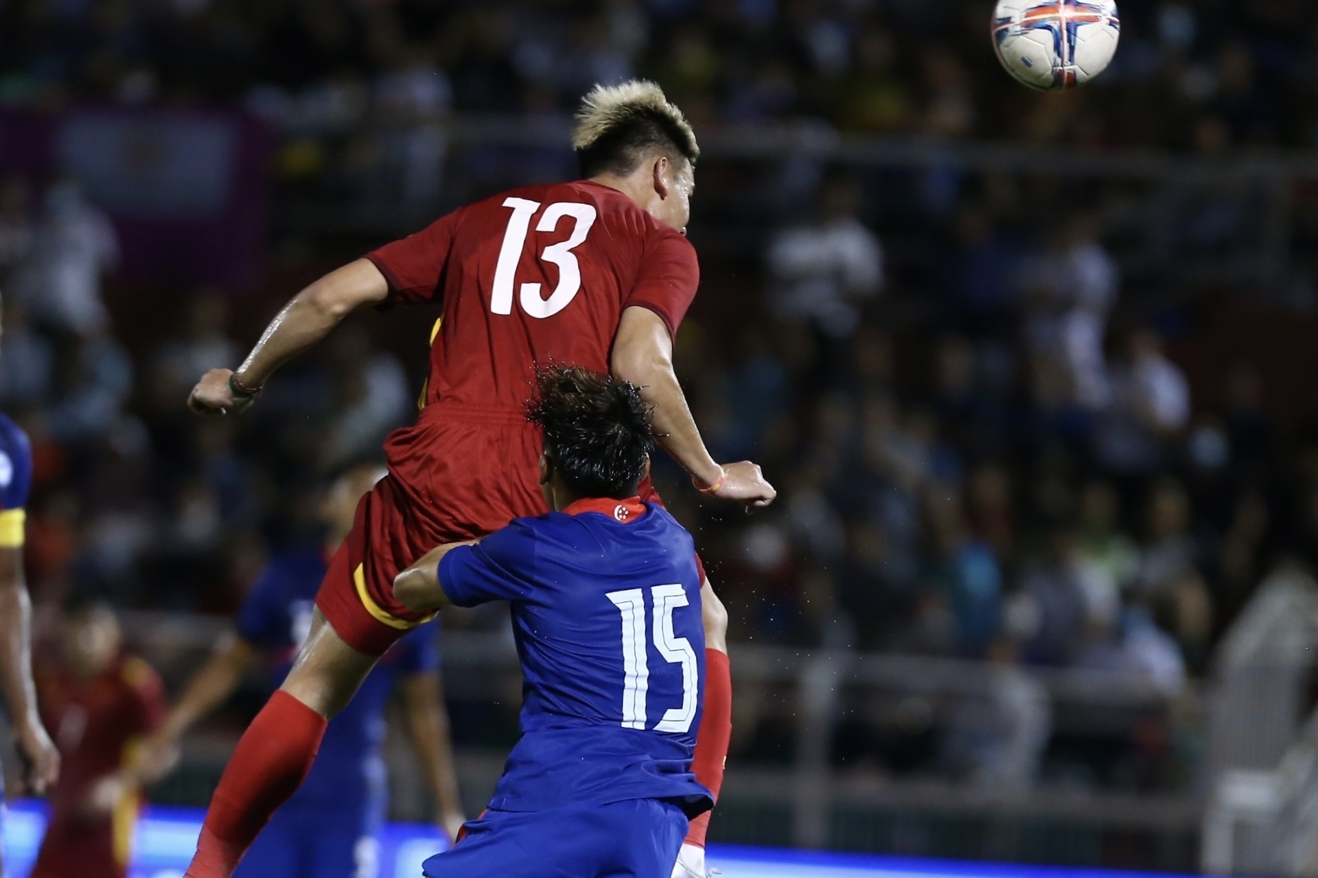 Giáo sư Leitman: Nên cấm đánh đầu trong bóng đá