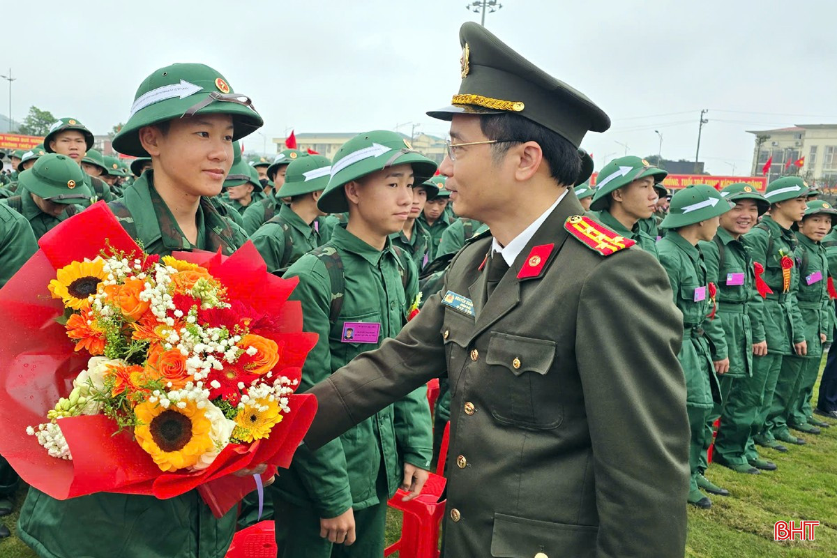 Đại tá Nguyễn Xuân Thao - Giám đốc Công an tỉnh tặng hoa chúc mừng các chiến sỹ.