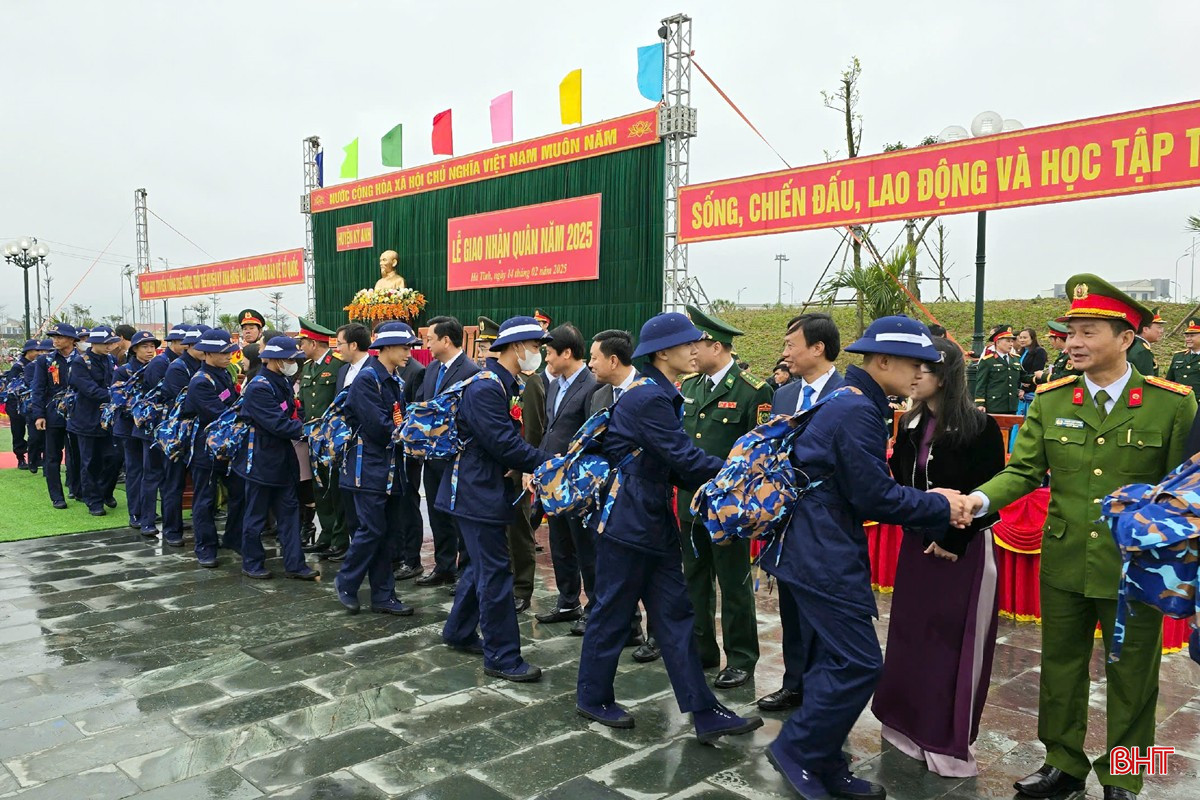 Các đại biểu chúc mừng các tân binh lên đường làm nhiệm vụ.