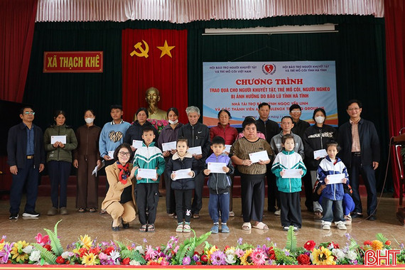 Trao hơn 1 tỷ đồng cho người khuyết tật, trẻ mồ côi, người nghèo bị ảnh hưởng bão lụt 