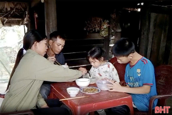 Vòng tay nhân ái: Vợ chồng nghèo chật vật mưu sinh chữa bệnh cho 2 con bị tật nguyền