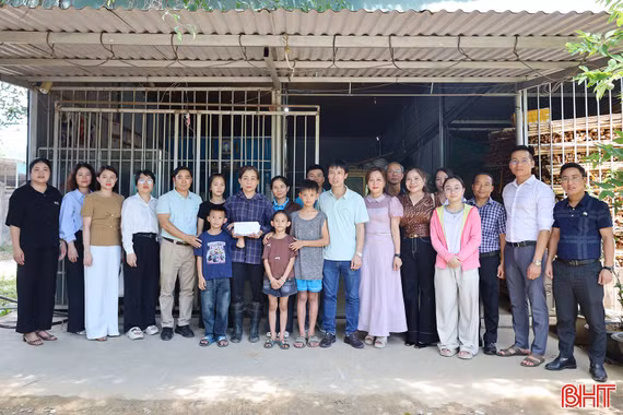 Chương trình Vòng tay nhân ái BHT trao gần 200 triệu đồng cho 2 hoàn cảnh khó khăn 