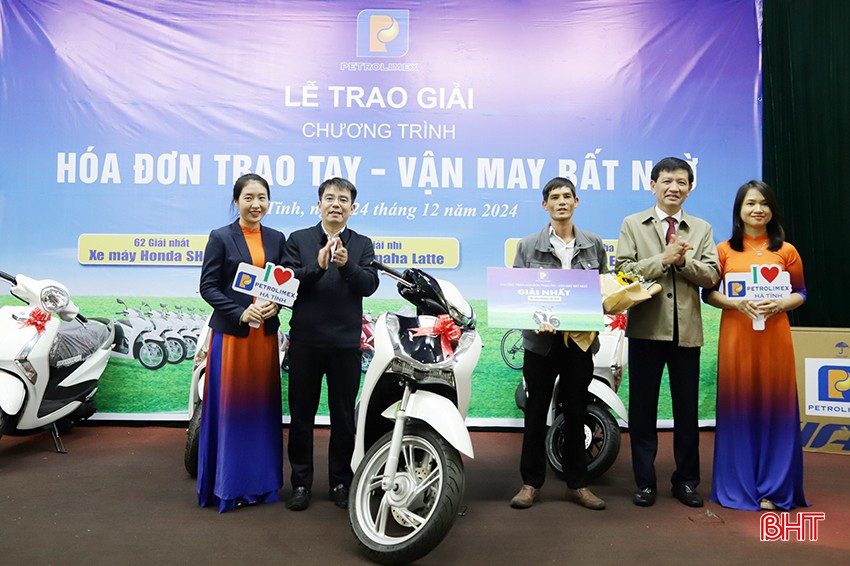 Ông Trần Đại Hà - Giám đốc Công ty Xăng dầu Hà Tĩnh và đại diện Sở Công thương trao thưởng cho khách hàng Nguyễn Văn Hùng (Can Lộc, Hà Tĩnh) đã may mắn nhận được giải nhất của chương trình là chiếc xe máy Honda SH 125i bqbht_br_b-0579.jpg