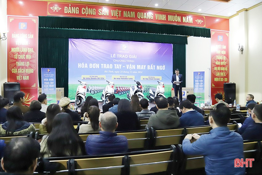 Hướng tới kỷ niệm 70 năm ngày thành lập, Tập đoàn Xăng dầu Việt Nam triển khai chương trình “Hóa đơn trao tay - Vận may bất ngờ” để tri ân khách hàng đã đồng hành và tin tưởng lựa chọn sản phẩm, dịch vụ của Petrolimex trong thời gian qua. bqbht_br_b-0559.jpg
