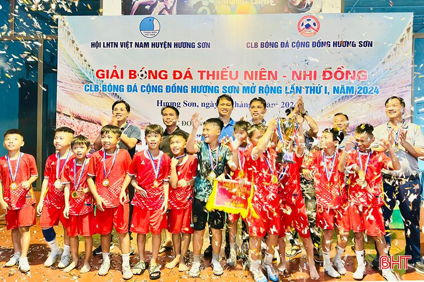 Ban tổ chức trao giải nhất cho đội bóng CLB Hương Sơn 1 ở lứa tuổi 10 tuổi z5737783658241_127945b320ee8f690a545237c4638a2b.jpg