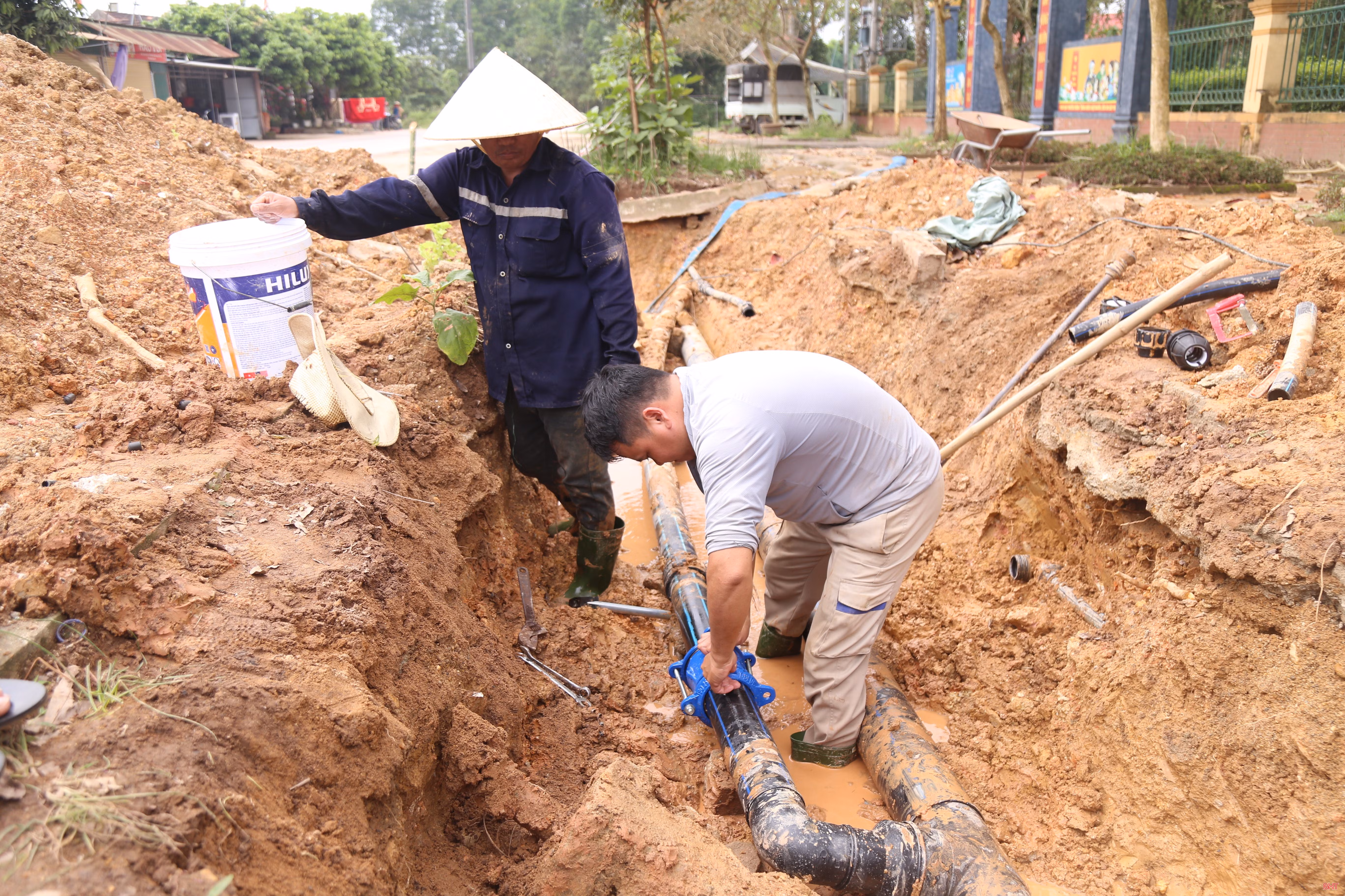 cong-nhan-trung-tam-nuoc-sach-va-ve-sinh-moi-truong-nong-thon-ha-tinh-lap-dat-he-thong-duong-ong-dan-nuoc-tu-nha-may-nuoc-bac-cam-xuyen-toi-xa-cam-my-2-3825.jpg