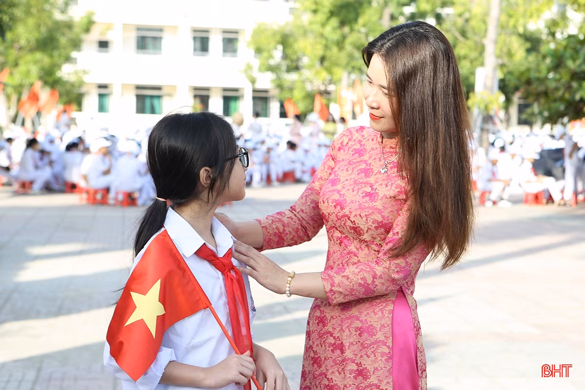 Những lời động viên của cô giáo vào ngày khai giảng cũng sẽ là kỷ niệm đáng nhớ của các em học sinh.