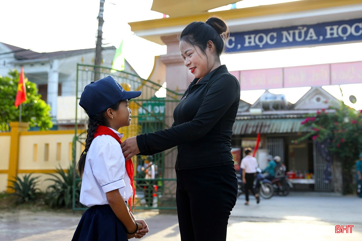 Các bậc phụ huynh ân cần động viên con chăm ngoan, học giỏi.