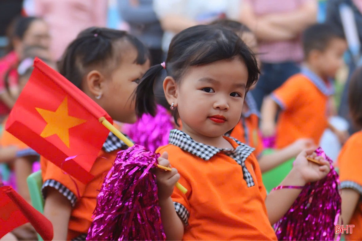 Khoảnh khắc đáng yêu của học sinh mầm non trong ngày khai giảng.