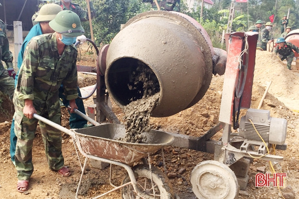 CBCS Quân sự Hương Khê giúp dân xây dựng 700m mương thoát nước