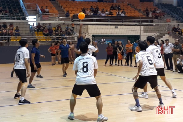 Sôi nổi giải bóng chuyền hơi mừng kỷ niệm ngày Nhà giáo Việt Nam