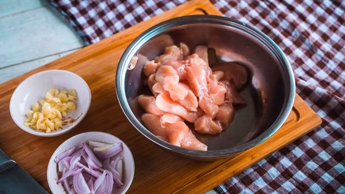 Gà chiên xào cay ngọt kiểu Trung Hoa - công thức mới toanh ăn là nghiền