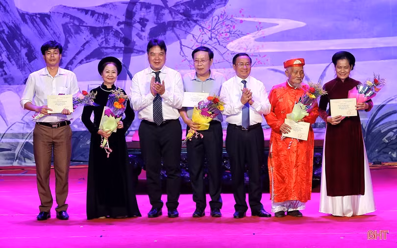 Ca trù đổ hột phách giòn