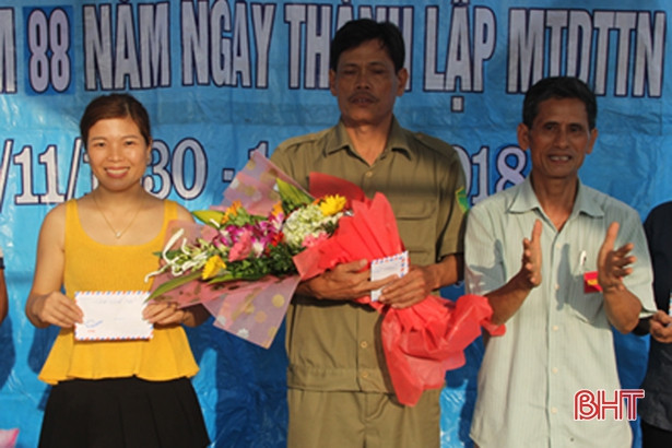 Đua thuyền trên sông Cụt nhân ngày hội Đại đoàn kết toàn dân