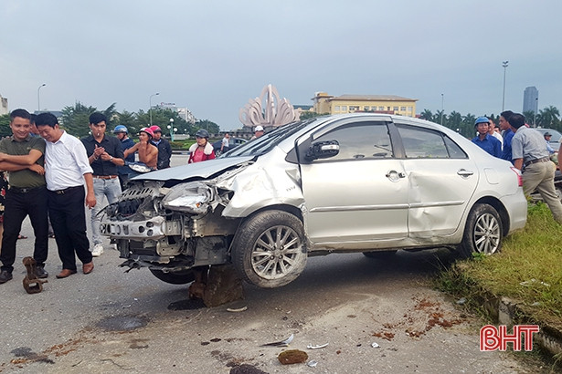 Túi khí bung, tài xế xe Vios may mắn thoát nạn