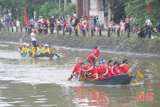 Đua thuyền trên sông Cụt nhân ngày hội Đại đoàn kết toàn dân