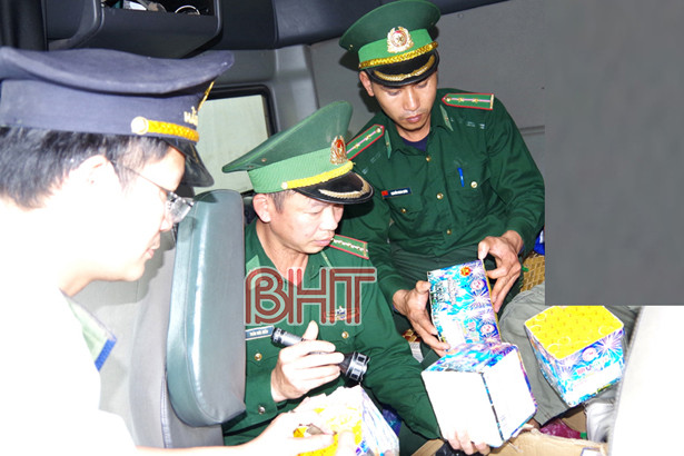 Giấu 46 kg pháo trong ca bin ô tô đưa từ Lào về qua Cầu Treo