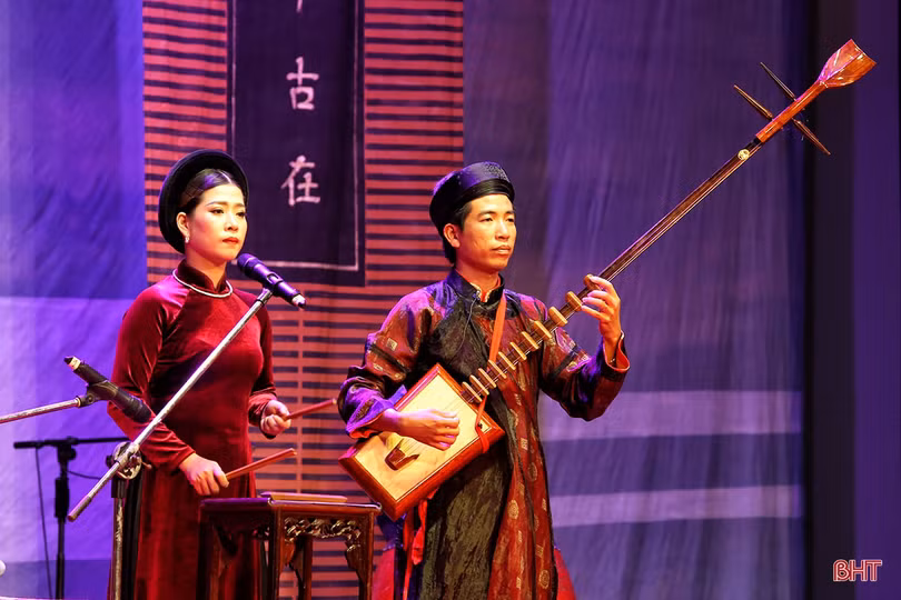 Ca trù đổ hột phách giòn