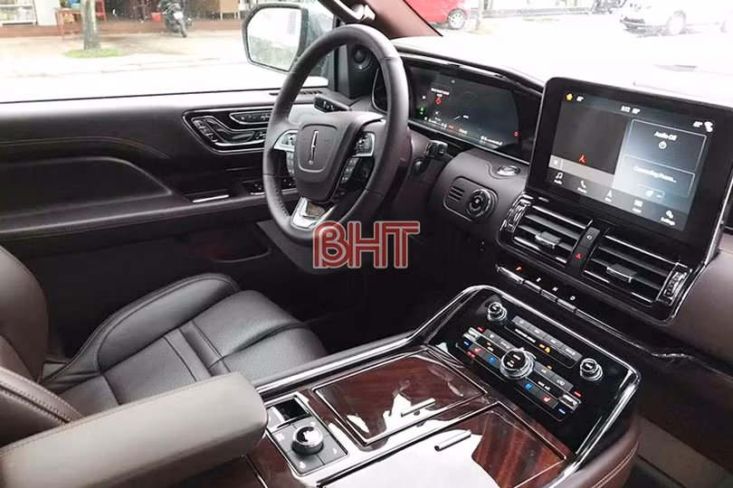 Ngắm “khủng long” Lincoln Navigator 2018 thứ ba về Việt Nam của chủ nhân Hà Tĩnh