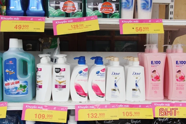 Sôi động phiên chợ đưa hàng Việt về nông thôn