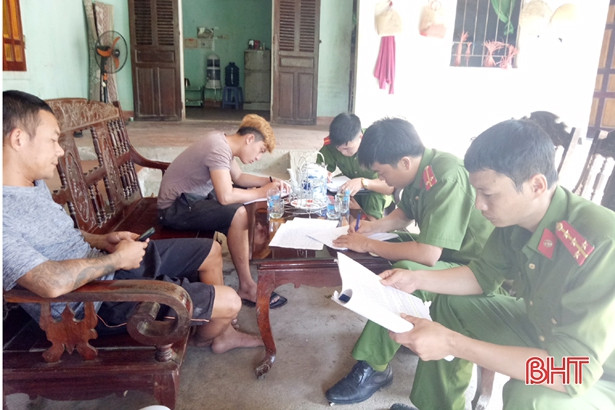 Bắt quả tang sà lan “móc” cát trên sông Ngàn Phố