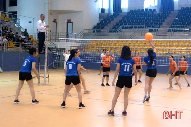 Sôi nổi giải bóng chuyền hơi mừng kỷ niệm ngày Nhà giáo Việt Nam