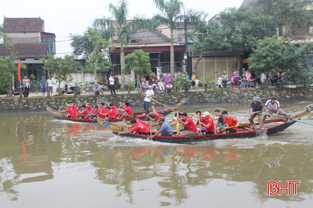 Đua thuyền trên sông Cụt nhân ngày hội Đại đoàn kết toàn dân