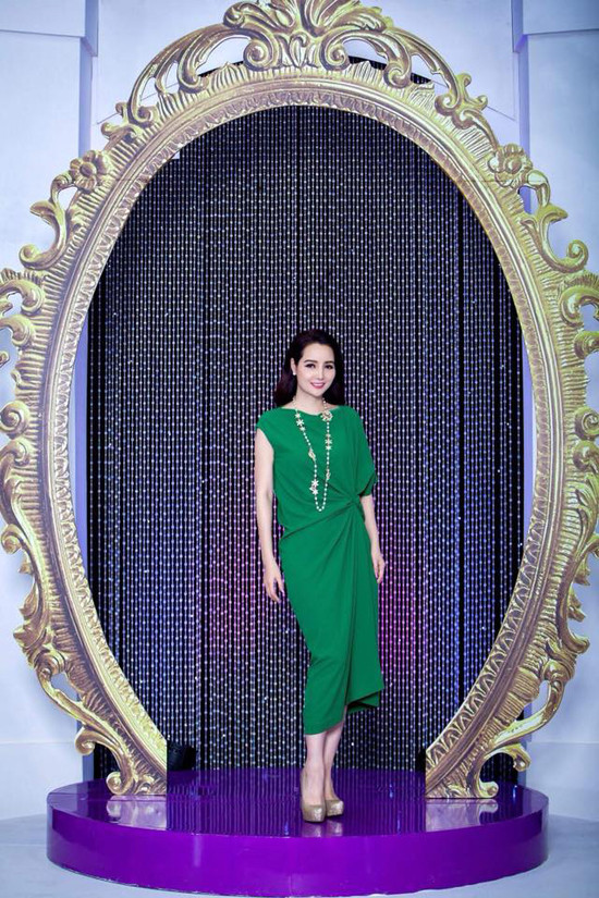 Người đẹp Việt mê mẩn váy xoắn eo