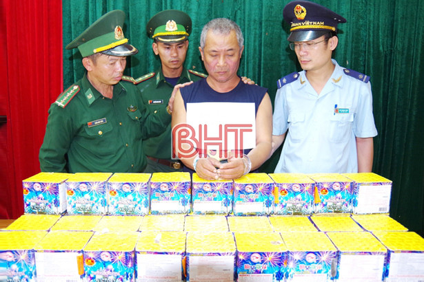 Giấu 46 kg pháo trong ca bin ô tô đưa từ Lào về qua Cầu Treo