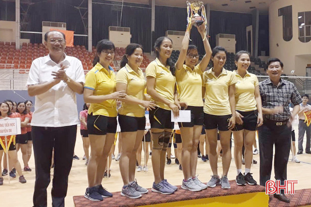 Sôi nổi giải bóng chuyền hơi mừng kỷ niệm ngày Nhà giáo Việt Nam