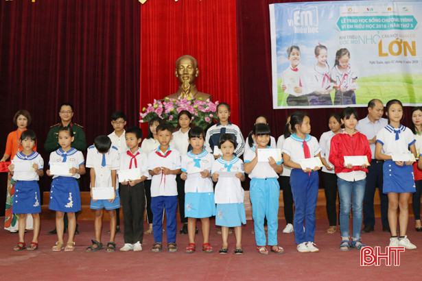 Viettel Hà Tĩnh trao 80 suất học bổng cho học sinh Nghi Xuân