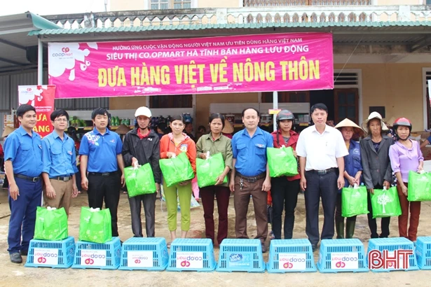 Sôi động phiên chợ đưa hàng Việt về nông thôn