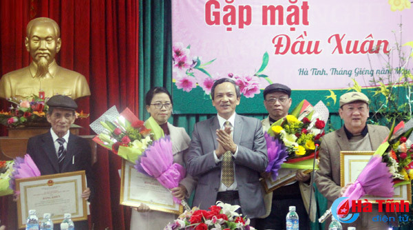 van nghe sy gop phan xay dung tam hon nhan cach con nguoi ha tinh