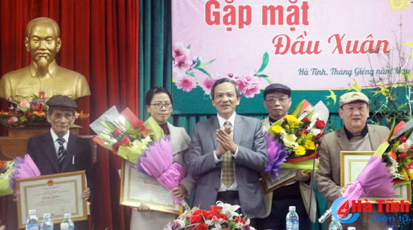 van nghe sy gop phan xay dung tam hon nhan cach con nguoi ha tinh