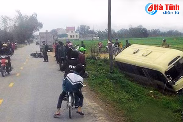 xe khach lao xuong ruong sau cu lach xe may