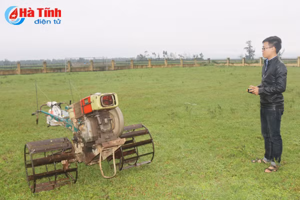 chang trai ha tinh che tao thanh cong bo dieu khien lai may cay tu xa