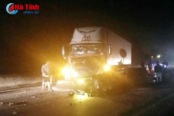 tranh nguoi dat xe dap qua duong container dam bay nhieu dai phan cach