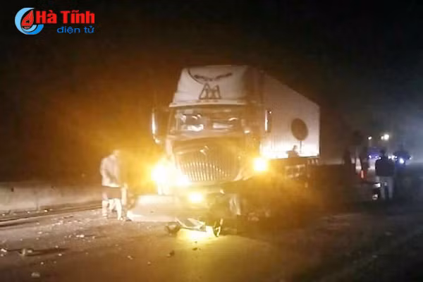 tranh nguoi dat xe dap qua duong container dam bay nhieu dai phan cach