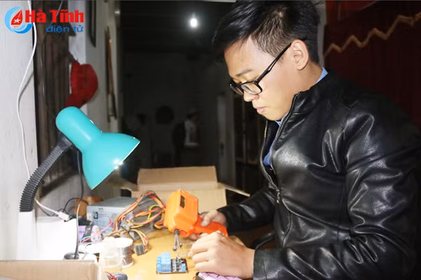 chang trai ha tinh che tao thanh cong bo dieu khien lai may cay tu xa