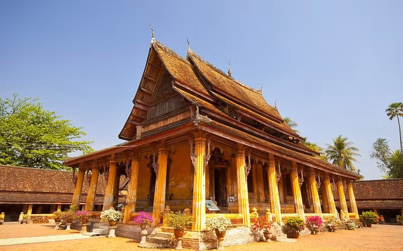 Wat Sisaket: Wat Sisaket là ngôi chùa cổ nhất ở Viêng Chăn, được vua Phothisararat xây dựng lần đầu vào năm 1551 sau đó được vua Anouvong xây dựng lại vào năm 1818. Thiết kế của chùa chịu ảnh hưởng của kiến trúc Thái Lan với phần mái 5 tầng tạo nên sự khác biệt với các đền thờ khác của Lào. Bên cạnh đó, ngôi chùa này còn được coi là một bảo tàng với hơn 6.800 tượng Phật và hàng nghìn cuốn sách. Du khách đến thăm Wat Sisaket cần lưu ý mặc quần áo kín đáo và để dép bên ngoài trước khi bước vào chùa. Ảnh: Visitlaos. nhung diem tham quan khong the bo qua khi den vieng chan
