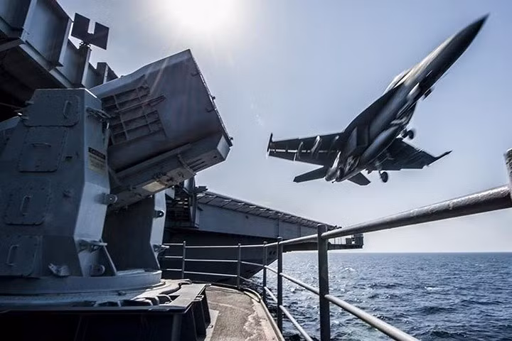 suc manh tau san bay carl vinson cua my sap cap cang viet nam