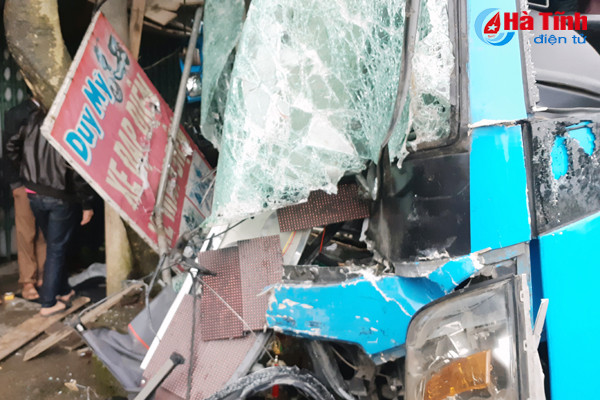 xe khach bi container dam ngang phu xe tu vong tai cho