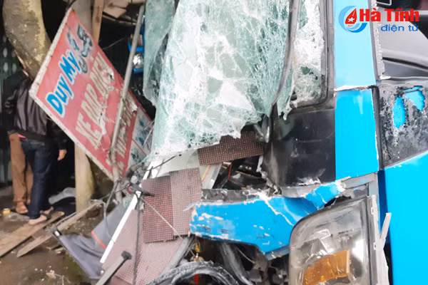 xe khach bi container dam ngang phu xe tu vong tai cho